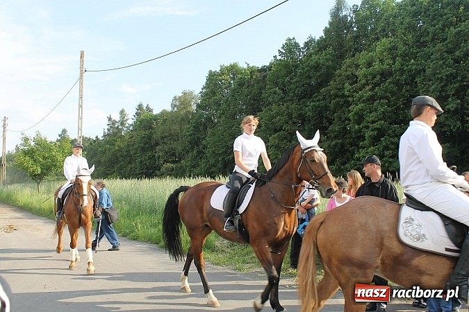 Zdjęcie w galerii na portalu naszraciborz.pl: W Brzeziu jak co roku szli ze świętym Urbanem wiadomości z regionu