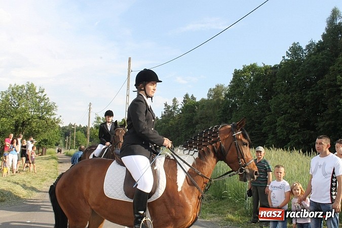 Zdjęcie w galerii na portalu naszraciborz.pl: W Brzeziu jak co roku szli ze świętym Urbanem wiadomości z regionu