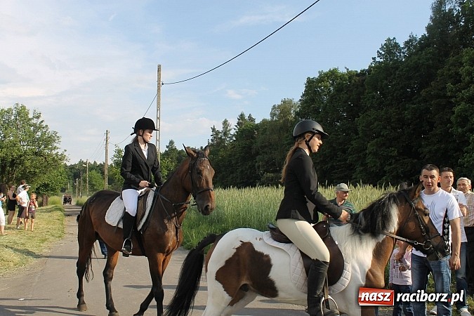 Zdjęcie w galerii na portalu naszraciborz.pl: W Brzeziu jak co roku szli ze świętym Urbanem wiadomości z regionu