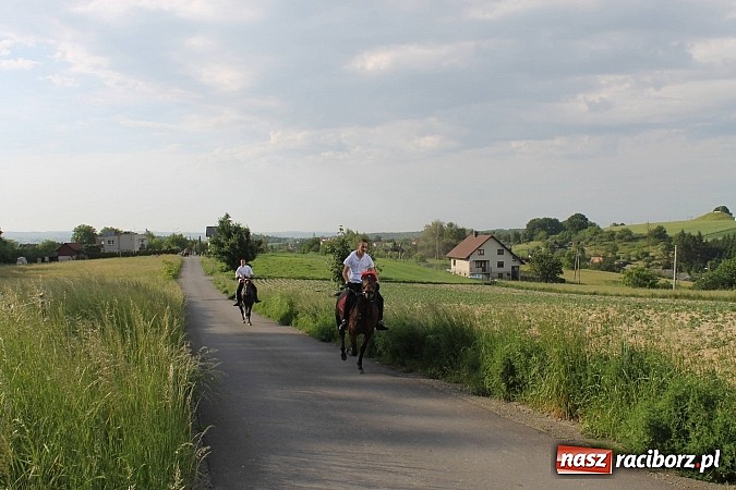 Zdjęcie w galerii na portalu naszraciborz.pl: W Brzeziu jak co roku szli ze świętym Urbanem wiadomości z regionu