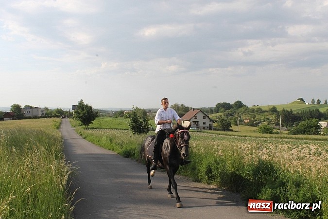 Zdjęcie w galerii na portalu naszraciborz.pl: W Brzeziu jak co roku szli ze świętym Urbanem wiadomości z regionu