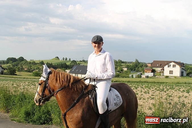 Zdjęcie w galerii na portalu naszraciborz.pl: W Brzeziu jak co roku szli ze świętym Urbanem wiadomości z regionu