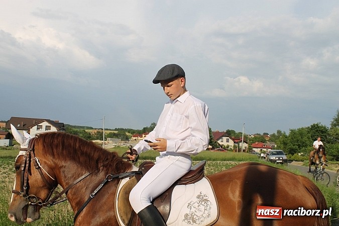 Zdjęcie w galerii na portalu naszraciborz.pl: W Brzeziu jak co roku szli ze świętym Urbanem wiadomości z regionu