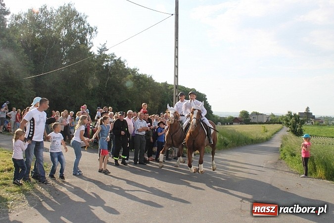 Zdjęcie w galerii na portalu naszraciborz.pl: W Brzeziu jak co roku szli ze świętym Urbanem wiadomości z regionu