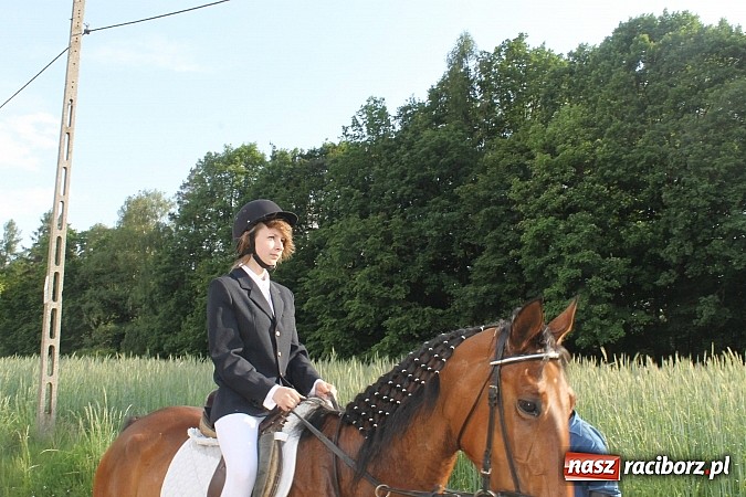 Zdjęcie w galerii na portalu naszraciborz.pl: W Brzeziu jak co roku szli ze świętym Urbanem wiadomości z regionu