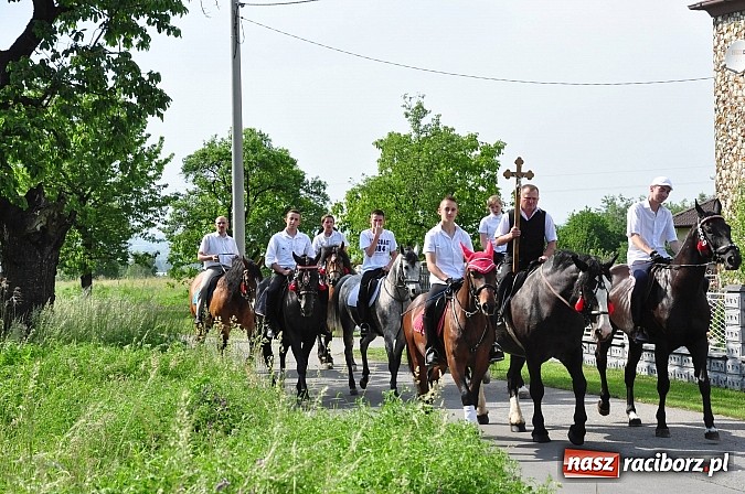 Zdjęcie w galerii na portalu naszraciborz.pl: W Brzeziu jak co roku szli ze świętym Urbanem wiadomości z regionu