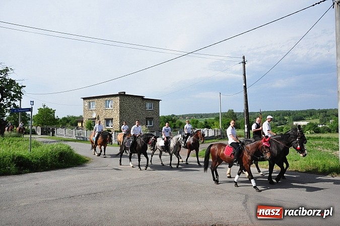 Zdjęcie w galerii na portalu naszraciborz.pl: W Brzeziu jak co roku szli ze świętym Urbanem wiadomości z regionu
