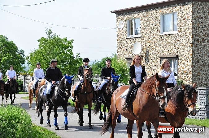 Zdjęcie w galerii na portalu naszraciborz.pl: W Brzeziu jak co roku szli ze świętym Urbanem wiadomości z regionu