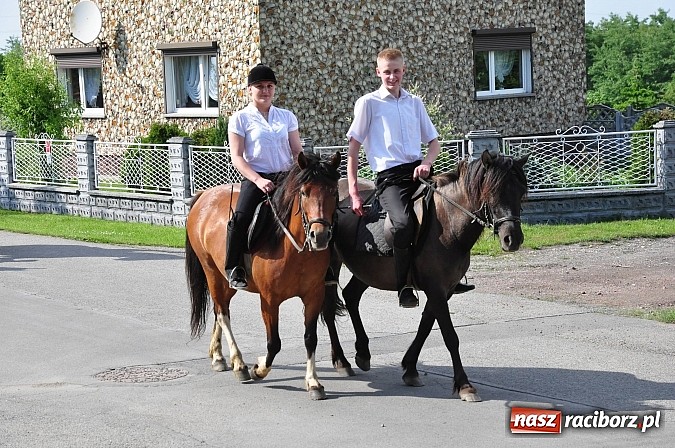 Zdjęcie w galerii na portalu naszraciborz.pl: W Brzeziu jak co roku szli ze świętym Urbanem wiadomości z regionu