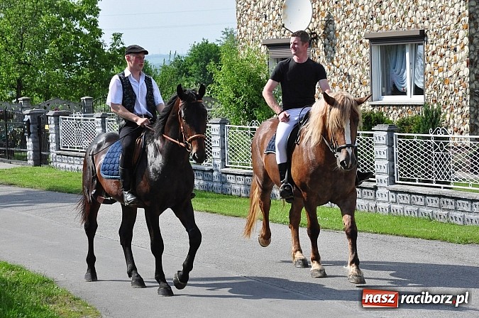 Zdjęcie w galerii na portalu naszraciborz.pl: W Brzeziu jak co roku szli ze świętym Urbanem wiadomości z regionu