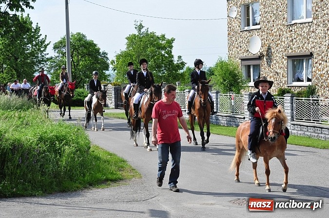 Zdjęcie w galerii na portalu naszraciborz.pl: W Brzeziu jak co roku szli ze świętym Urbanem wiadomości z regionu