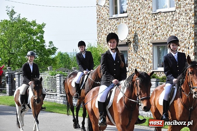 Zdjęcie w galerii na portalu naszraciborz.pl: W Brzeziu jak co roku szli ze świętym Urbanem wiadomości z regionu