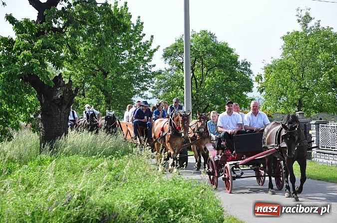 Zdjęcie w galerii na portalu naszraciborz.pl: W Brzeziu jak co roku szli ze świętym Urbanem wiadomości z regionu