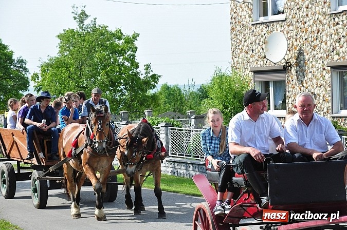 Zdjęcie w galerii na portalu naszraciborz.pl: W Brzeziu jak co roku szli ze świętym Urbanem wiadomości z regionu