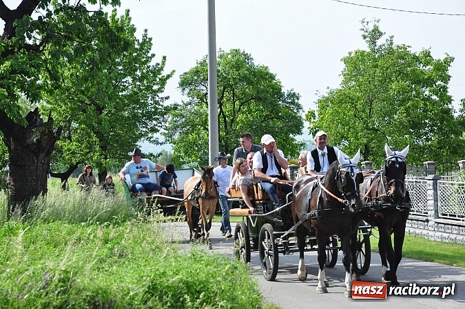 Zdjęcie w galerii na portalu naszraciborz.pl: W Brzeziu jak co roku szli ze świętym Urbanem wiadomości z regionu
