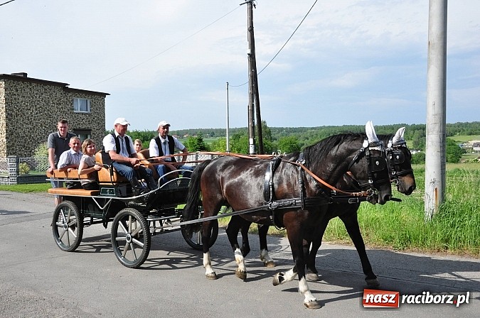 Zdjęcie w galerii na portalu naszraciborz.pl: W Brzeziu jak co roku szli ze świętym Urbanem wiadomości z regionu