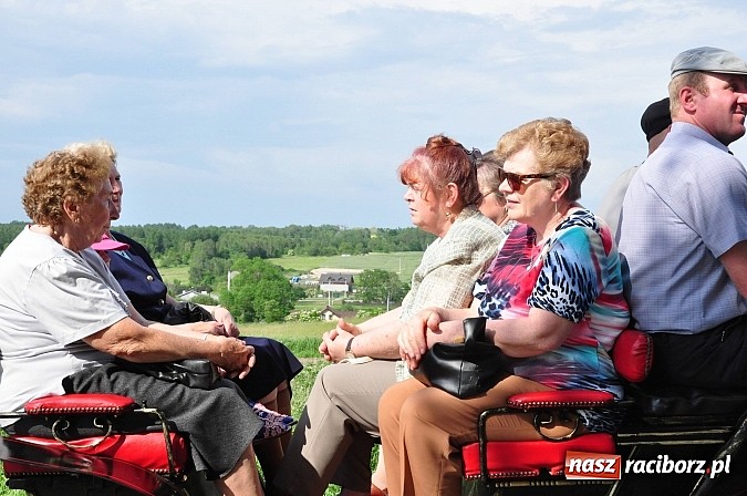 Zdjęcie w galerii na portalu naszraciborz.pl: W Brzeziu jak co roku szli ze świętym Urbanem wiadomości z regionu