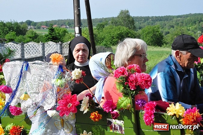 Zdjęcie w galerii na portalu naszraciborz.pl: W Brzeziu jak co roku szli ze świętym Urbanem wiadomości z regionu