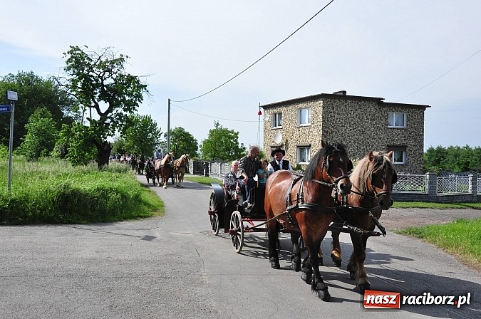 Zdjęcie w galerii na portalu naszraciborz.pl: W Brzeziu jak co roku szli ze świętym Urbanem wiadomości z regionu