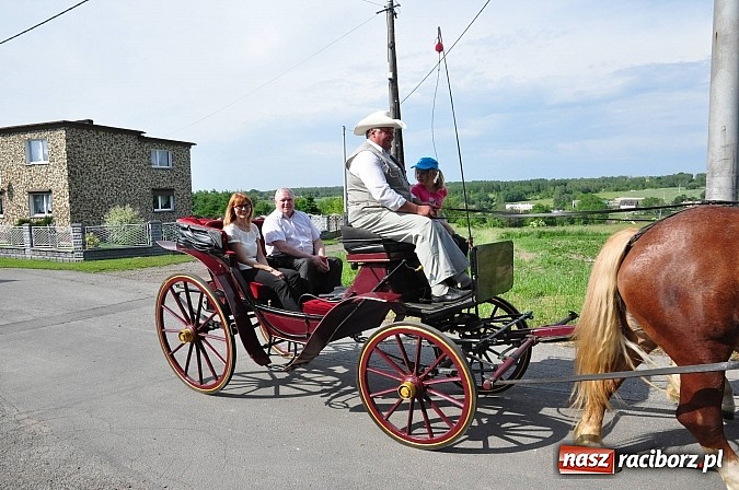 Zdjęcie w galerii na portalu naszraciborz.pl: W Brzeziu jak co roku szli ze świętym Urbanem wiadomości z regionu