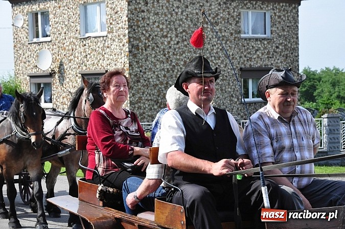 Zdjęcie w galerii na portalu naszraciborz.pl: W Brzeziu jak co roku szli ze świętym Urbanem wiadomości z regionu