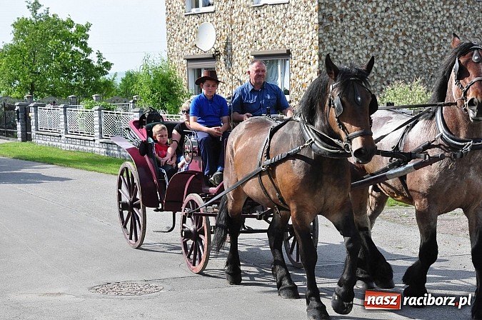 Zdjęcie w galerii na portalu naszraciborz.pl: W Brzeziu jak co roku szli ze świętym Urbanem wiadomości z regionu