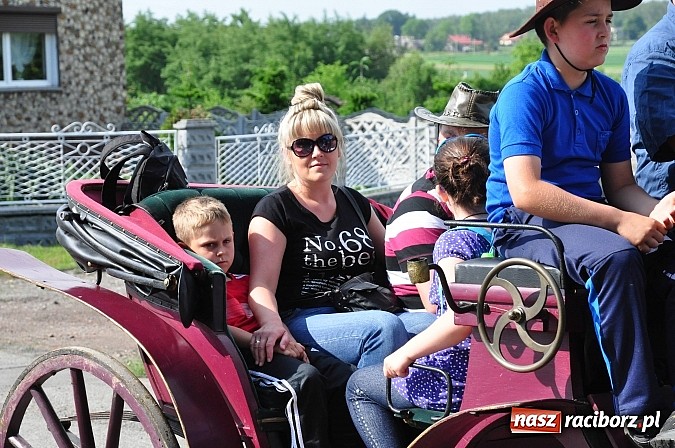 Zdjęcie w galerii na portalu naszraciborz.pl: W Brzeziu jak co roku szli ze świętym Urbanem wiadomości z regionu