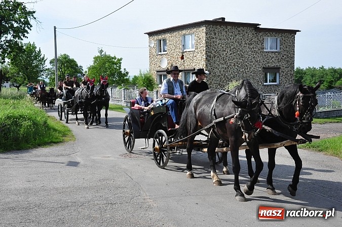 Zdjęcie w galerii na portalu naszraciborz.pl: W Brzeziu jak co roku szli ze świętym Urbanem wiadomości z regionu
