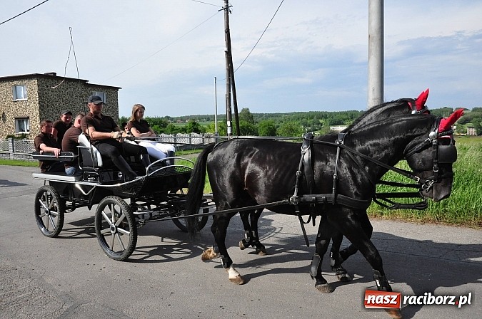 Zdjęcie w galerii na portalu naszraciborz.pl: W Brzeziu jak co roku szli ze świętym Urbanem wiadomości z regionu