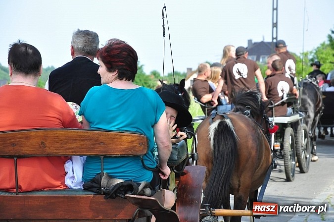 Zdjęcie w galerii na portalu naszraciborz.pl: W Brzeziu jak co roku szli ze świętym Urbanem wiadomości z regionu