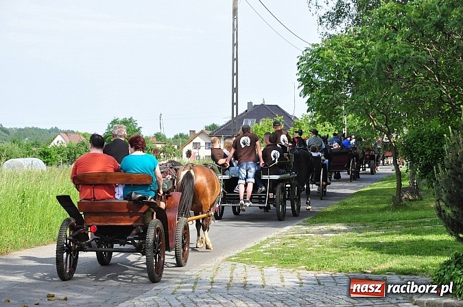Zdjęcie w galerii na portalu naszraciborz.pl: W Brzeziu jak co roku szli ze świętym Urbanem wiadomości z regionu