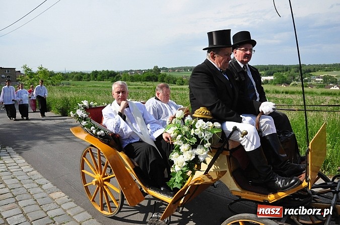 Zdjęcie w galerii na portalu naszraciborz.pl: W Brzeziu jak co roku szli ze świętym Urbanem wiadomości z regionu