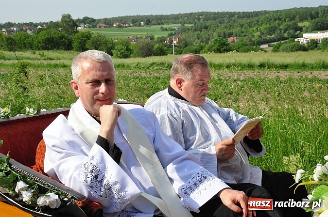 Zdjęcie w galerii na portalu naszraciborz.pl: W Brzeziu jak co roku szli ze świętym Urbanem wiadomości z regionu