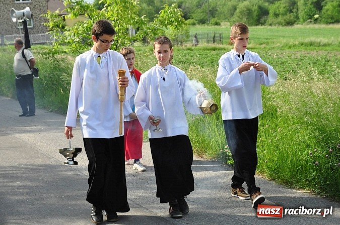 Zdjęcie w galerii na portalu naszraciborz.pl: W Brzeziu jak co roku szli ze świętym Urbanem wiadomości z regionu