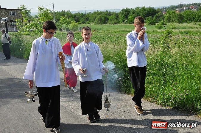 Zdjęcie w galerii na portalu naszraciborz.pl: W Brzeziu jak co roku szli ze świętym Urbanem wiadomości z regionu