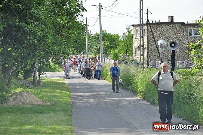 Zdjęcie w galerii na portalu naszraciborz.pl: W Brzeziu jak co roku szli ze świętym Urbanem wiadomości z regionu