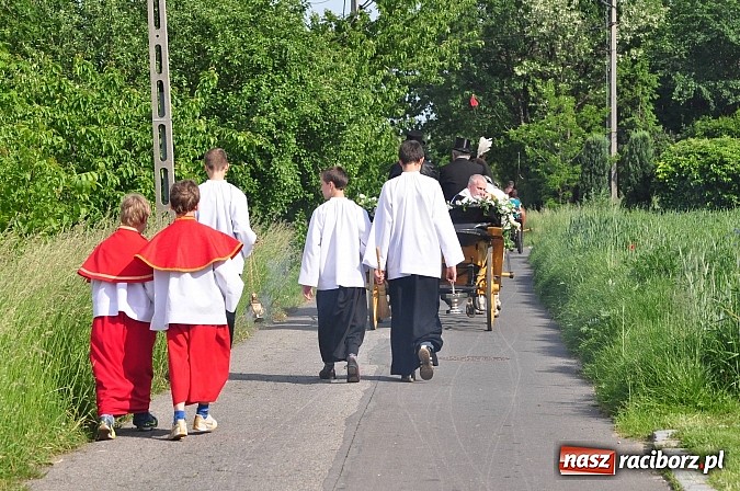 Zdjęcie w galerii na portalu naszraciborz.pl: W Brzeziu jak co roku szli ze świętym Urbanem wiadomości z regionu