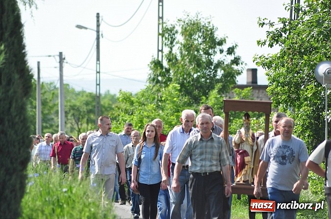 Zdjęcie w galerii na portalu naszraciborz.pl: W Brzeziu jak co roku szli ze świętym Urbanem wiadomości z regionu