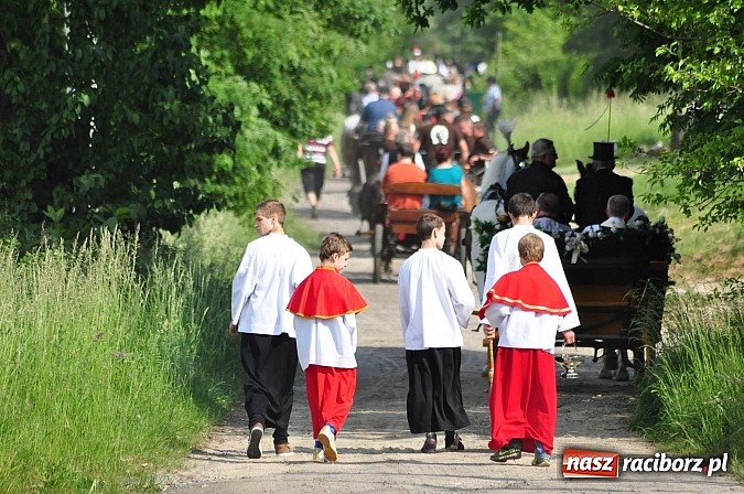 Zdjęcie w galerii na portalu naszraciborz.pl: W Brzeziu jak co roku szli ze świętym Urbanem wiadomości z regionu