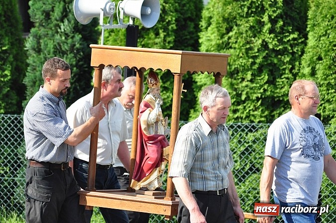 Zdjęcie w galerii na portalu naszraciborz.pl: W Brzeziu jak co roku szli ze świętym Urbanem wiadomości z regionu