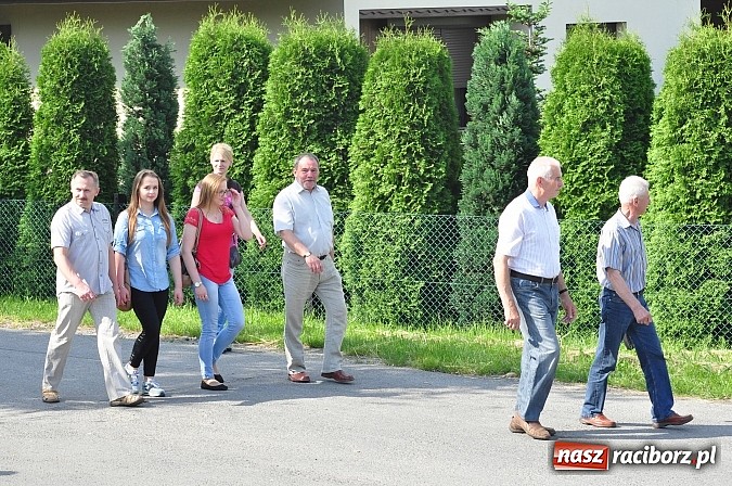 Zdjęcie w galerii na portalu naszraciborz.pl: W Brzeziu jak co roku szli ze świętym Urbanem wiadomości z regionu