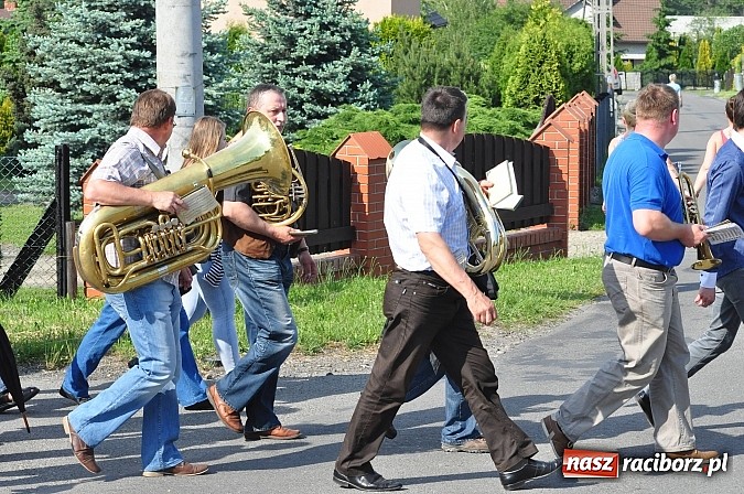 Zdjęcie w galerii na portalu naszraciborz.pl: W Brzeziu jak co roku szli ze świętym Urbanem wiadomości z regionu