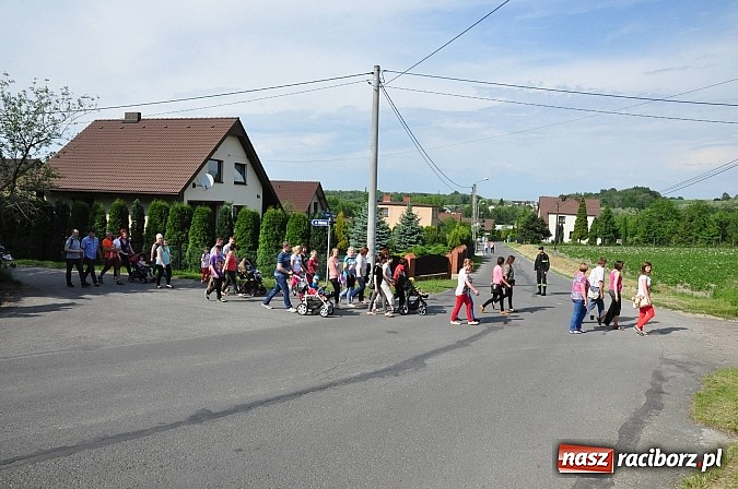 Zdjęcie w galerii na portalu naszraciborz.pl: W Brzeziu jak co roku szli ze świętym Urbanem wiadomości z regionu