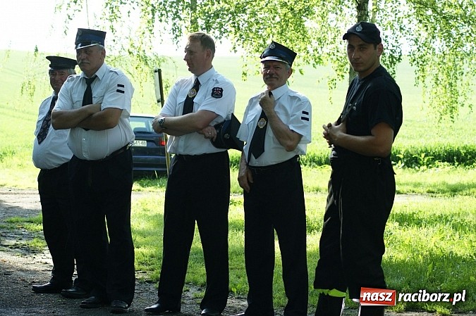 Zdjęcie w galerii na portalu naszraciborz.pl: Druhowie z gminy Pietrowice Wielkie pielgrzymowali wczoraj do św. Krzyża wiadomości z regionu
