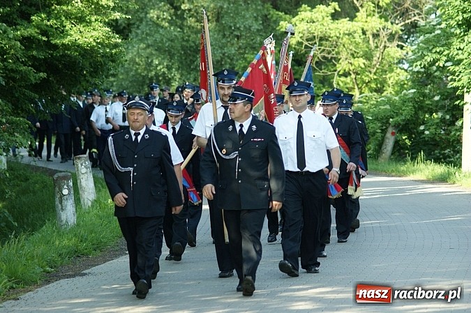 Zdjęcie w galerii na portalu naszraciborz.pl: Druhowie z gminy Pietrowice Wielkie pielgrzymowali wczoraj do św. Krzyża wiadomości z regionu