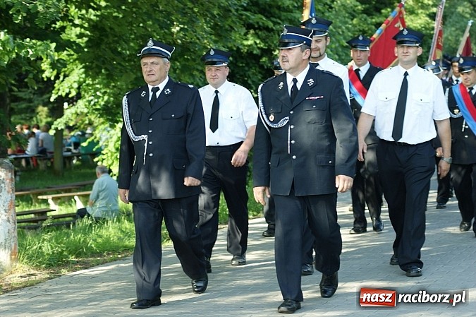 Zdjęcie w galerii na portalu naszraciborz.pl: Druhowie z gminy Pietrowice Wielkie pielgrzymowali wczoraj do św. Krzyża wiadomości z regionu