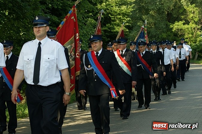Zdjęcie w galerii na portalu naszraciborz.pl: Druhowie z gminy Pietrowice Wielkie pielgrzymowali wczoraj do św. Krzyża wiadomości z regionu