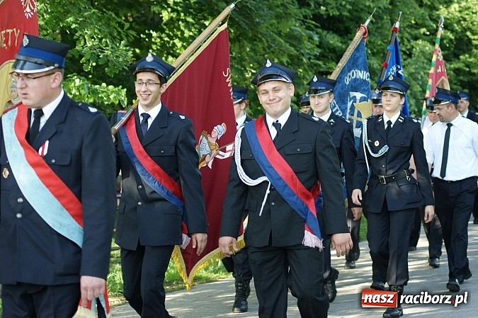 Zdjęcie w galerii na portalu naszraciborz.pl: Druhowie z gminy Pietrowice Wielkie pielgrzymowali wczoraj do św. Krzyża wiadomości z regionu