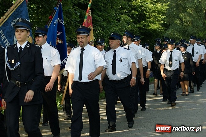Zdjęcie w galerii na portalu naszraciborz.pl: Druhowie z gminy Pietrowice Wielkie pielgrzymowali wczoraj do św. Krzyża wiadomości z regionu