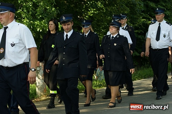 Zdjęcie w galerii na portalu naszraciborz.pl: Druhowie z gminy Pietrowice Wielkie pielgrzymowali wczoraj do św. Krzyża wiadomości z regionu